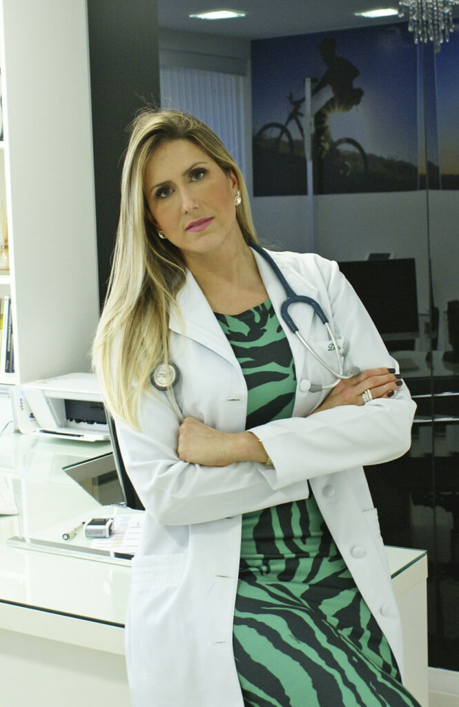 Dra. Carol Jacobs é uma médica dedicada e altamente qualificada, com quase 17 anos de experiência na área da saúde.

Atendimentos na área da Clínica Médica nos hospitais mais renomados de Brasília, ela alia sua ampla vivência médica a uma abordagem humanizada e precisa no cuidado para com seus pacientes.

Possui pós-graduação em Nutrologia e Geriatria, garantindo um atendimento especializado tanto para aqueles que buscam melhor qualidade de vida e desempenho físico, quanto para o público idoso, prezando sempre pelo bem-estar e longevidade.

Seu compromisso com a excelência, faz dela uma profissional de referência na área da saúde.